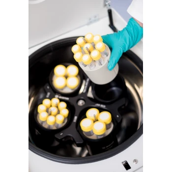 Центрифуга в комплекті з роторами, стаканами та адаптерами Sigma 3-16L IVD