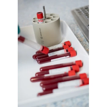 Центрифуга в комплекті з роторами, стаканами та адаптерами Sigma 3-16L IVD